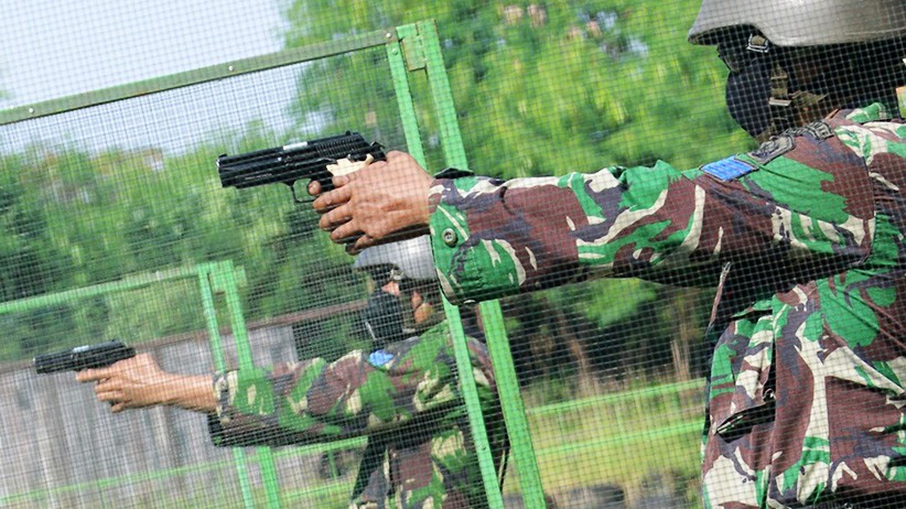 Aksi Prajurit Marinir Menembak dari Jarak 100 Meter - Bagian 4