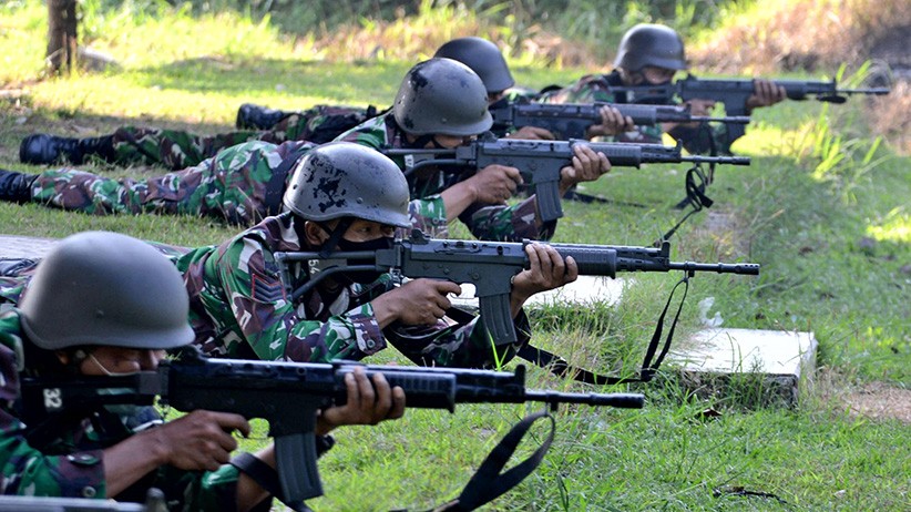 Aksi Prajurit Marinir Menembak dari Jarak 100 Meter - Bagian 1