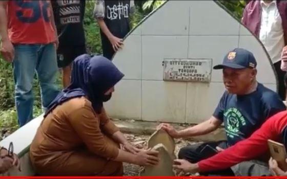 title Apriyani Rahayu Ziarah ke Makam Ibu Sepekan Sebelum ke Tokyo Apriyani Rahayu Ziarah ke Makam Ibu Sepekan Sebelum ke Tokyo