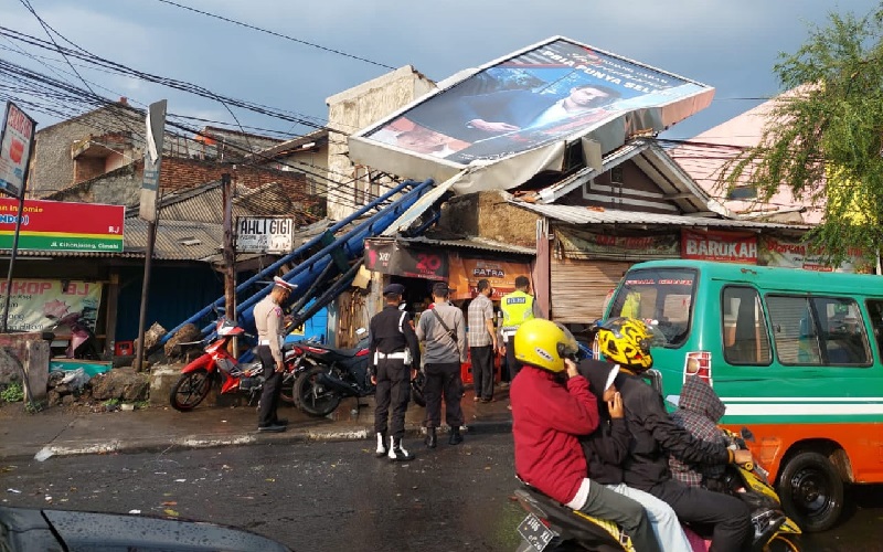 Diterjang Hujan Angin, Billboard Besar di Cimahi Roboh, Atap Warung Rusak Parah