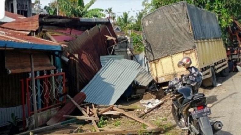 Kecelakaan Tunggal di Tebingtinggi, Truk Colt Diesel Tabrak Rumah Warga di Pinggir Jalan
