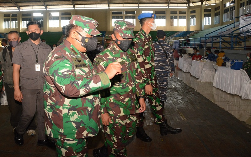 Pangdam Siliwangi Dampingi KSAL Tinjau Vaksinasi dan Bagikan Sembako di Sumedang