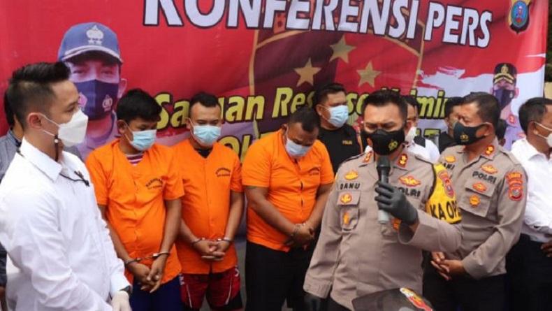 title Polisi Tangkap Begal Bersenjata Parang dan Senapan Angin di Langkat Polisi Tangkap Begal Bersenjata Parang dan Senapan Angin di Langkat