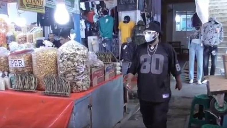 Rapper di Bukittinggi Keliling Pasar Hibur Pedagang dengan Lagu PPKM