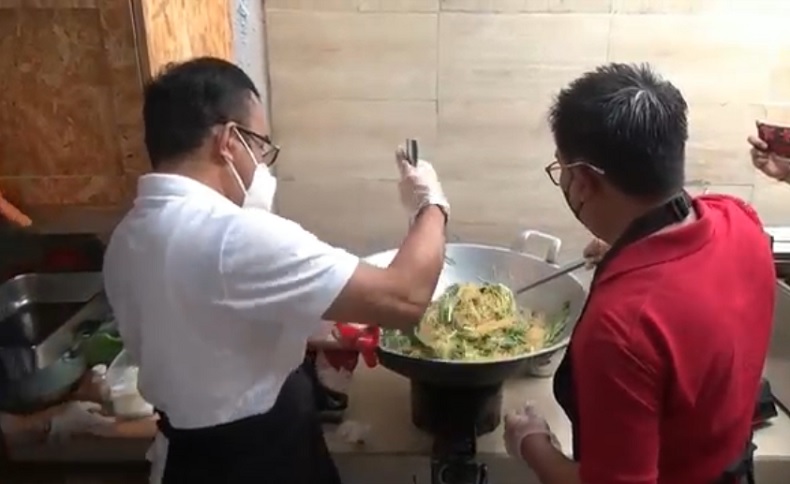 Buka Dapur Umum, Wali Kota Denpasar Masak untuk Warga