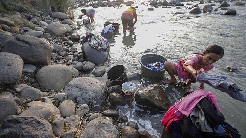 Air Sumur Kering, Warga Bogor Mandi dan Cuci Pakaian di Sungai Cipamingkis - Bagian 3