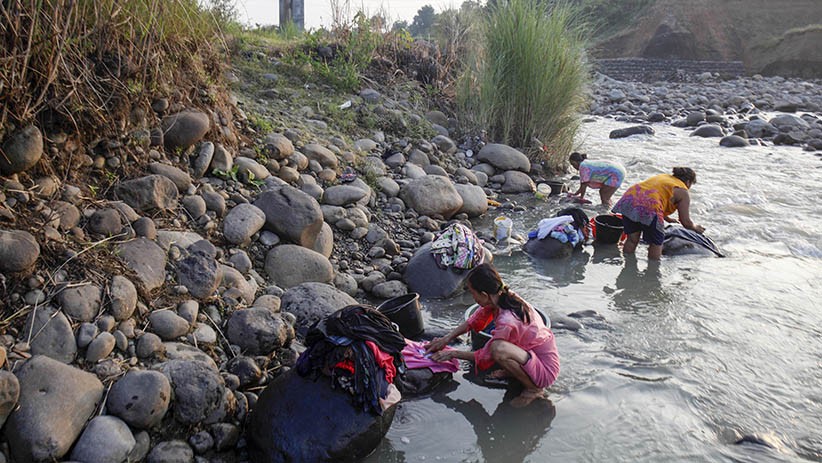 Air Sumur Kering, Warga Bogor Mandi dan Cuci Pakaian di Sungai Cipamingkis - Bagian 2
