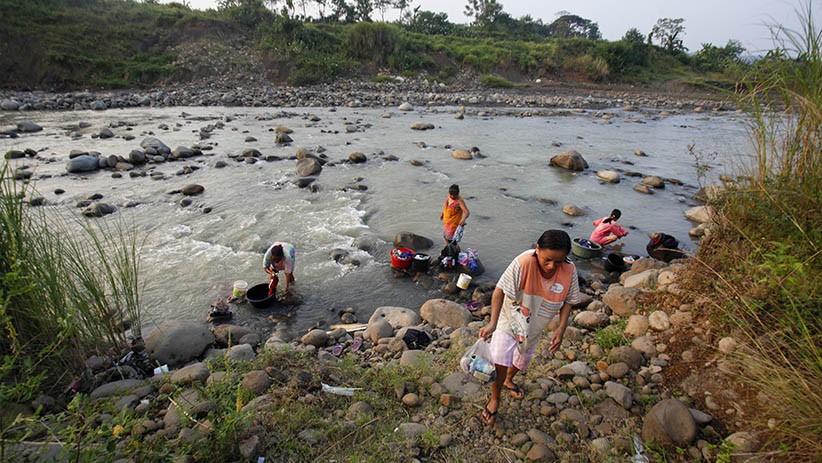 Air Sumur Kering, Warga Bogor Mandi dan Cuci Pakaian di Sungai Cipamingkis - Bagian 1