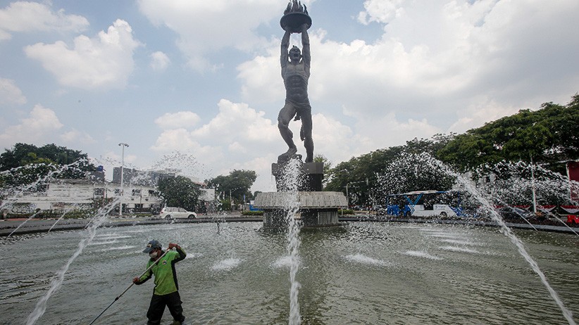 Melihat Perawatan Rutin Kolam Air Mancur Patung Pemuda Membangun - Bagian 2