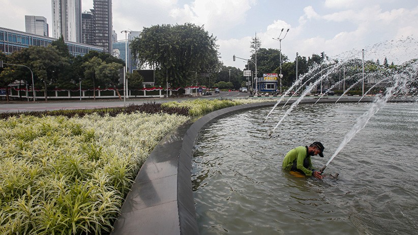 Melihat Perawatan Rutin Kolam Air Mancur Patung Pemuda Membangun - Bagian 3