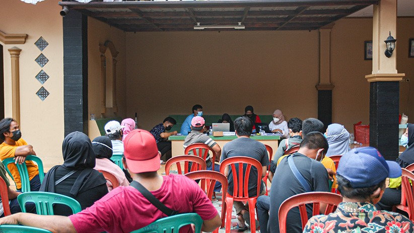 Jemput Bola, Pengurus RW di Cilangkap Ubah Halaman Rumah Jadi Sentra Vaksinasi - Bagian 2