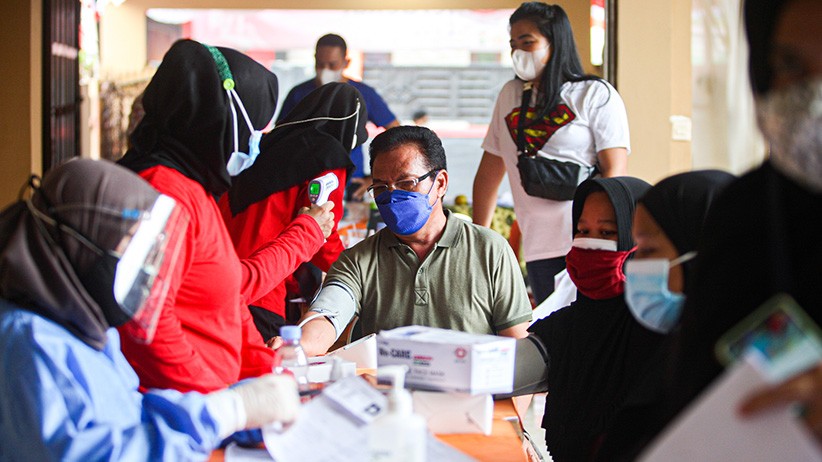 Jemput Bola, Pengurus RW di Cilangkap Ubah Halaman Rumah Jadi Sentra Vaksinasi - Bagian 3