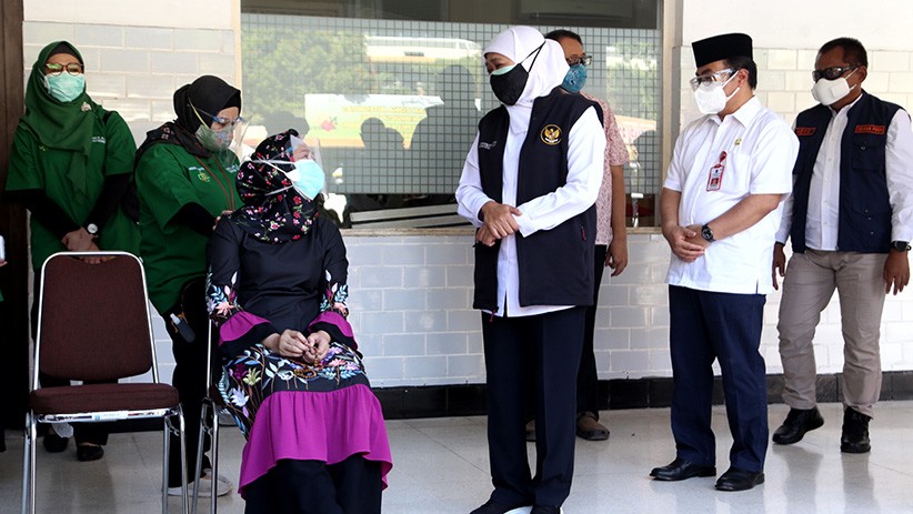 Suasana Haru Pelepasan Jenazah Wadir RSUD Dr Soetomo yang Meninggal karena Covid - Bagian 4