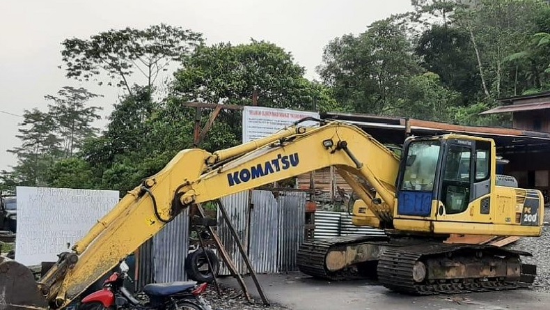 Massa Paslon Erdi Dabi-Jhon Wilil Kembali Palang Jalan di Elelim Yalimo