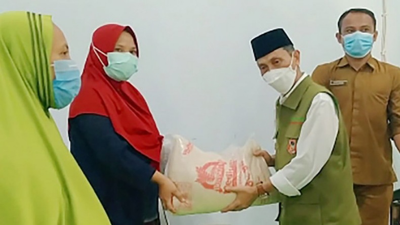 Pemkab Gorontalo Salurkan Bantuan Beras ke Masyarakat 
