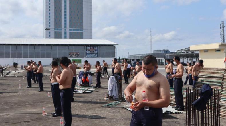 Dongkrak Imunitas Tubuh, Pegawai Terminal Tirtonadi Solo Berjemur Bersama 