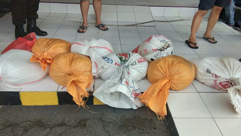 8 Karung Miras Cap Tikus dari Motoling Diamankan Polsek Matuari Bitung