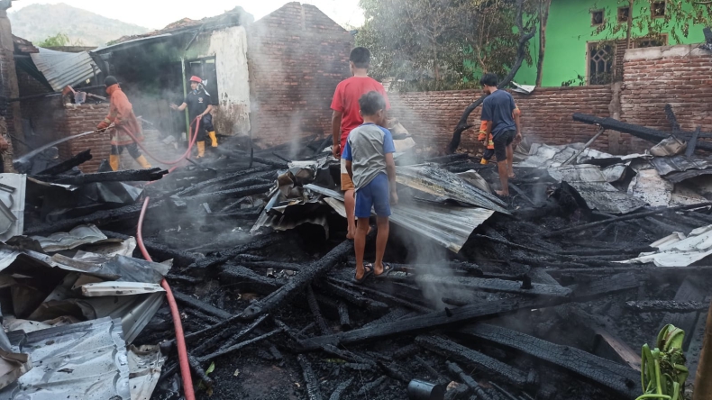 Kebakaran, Rumah Panggung di Bima Hangus dan Rata dengan Tanah