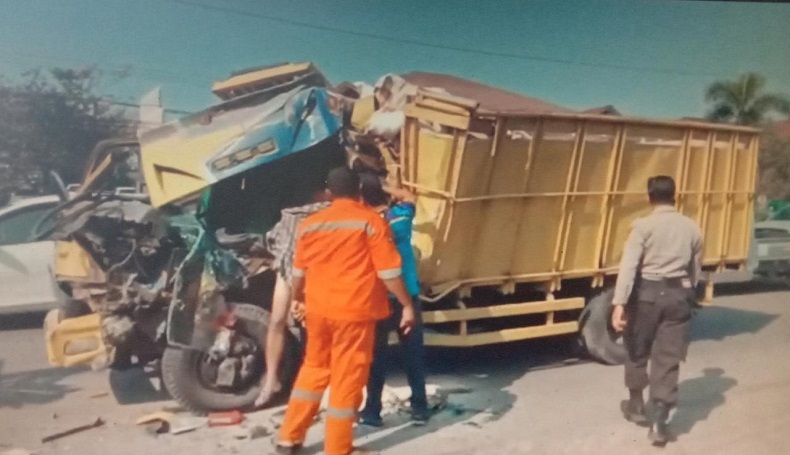 Truk Tabrak Trailer di Cirebon, Kernet Tewas Tergencet, Dadanya Remuk