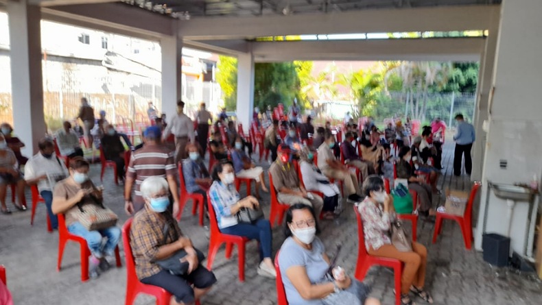 Kagama Manado Bersama Istri Gubernur Sulut Berbagi Ribuan Masker untuk Lansia