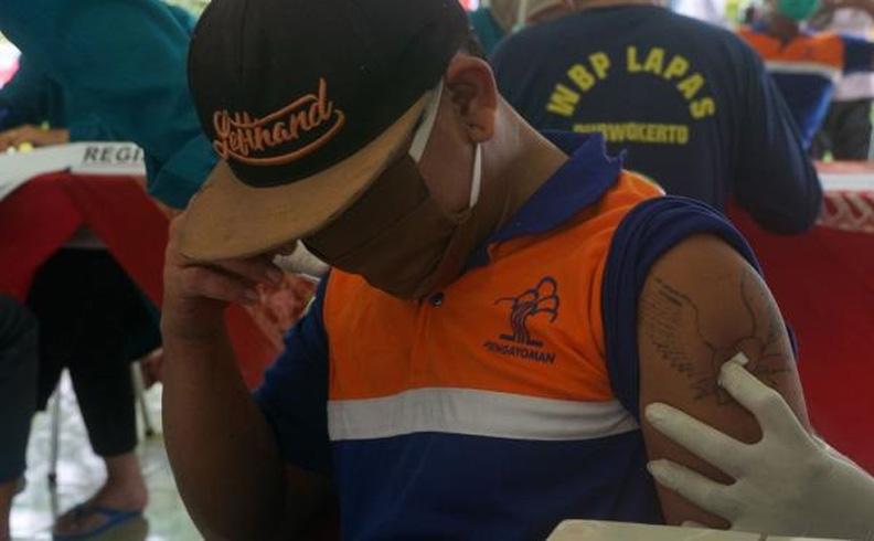 title  Tampang Sangar dan Bertato, Napi Ini Tak Kuasa Menahan Tangis saat Disuntik Vaksin  Tampang Sangar dan Bertato, Napi Ini Tak Kuasa Menahan Tangis saat Disuntik Vaksin