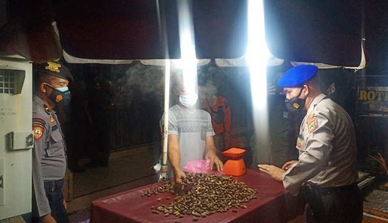 Sosialisasi PPKM Level 4, Kapolres Bangka Barat Borong Dagangan PKL