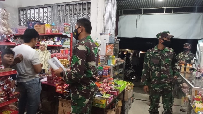 Prajurit TNI Patroli Jam Malam di Kepulauan Yapen, Pelanggar Langsung Diedukasi