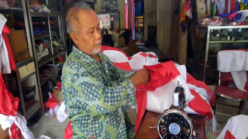 title Momen HUT RI, Perajin Bendera dan Umbul-umbul Banjir Pesanan Momen HUT RI, Perajin Bendera dan Umbul-umbul Banjir Pesanan