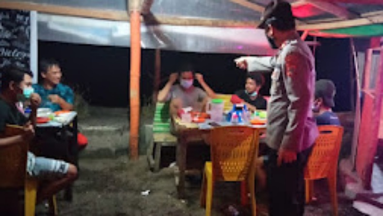 Tim Gabungan di Minahasa Selatan Disiplinkan Prokes di Lokasi Kuliner 