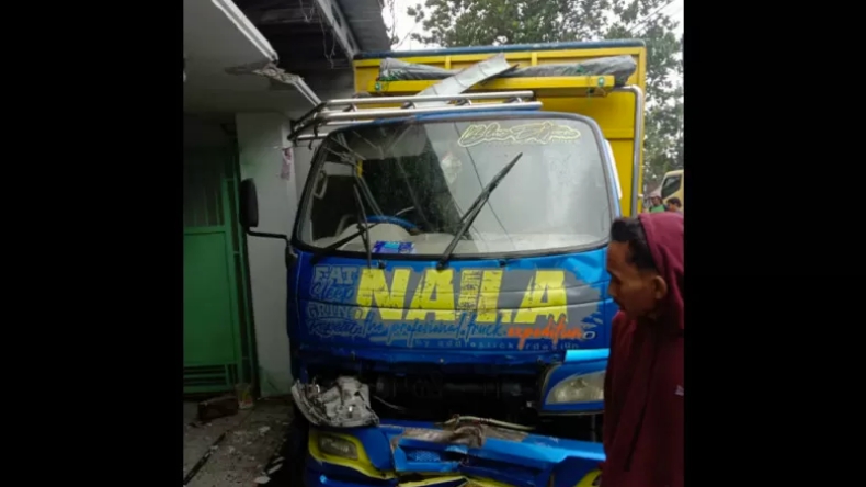Truk Naila di Praya Seruduk Rumah Warga Usai Tabrak Pembatas Jalan