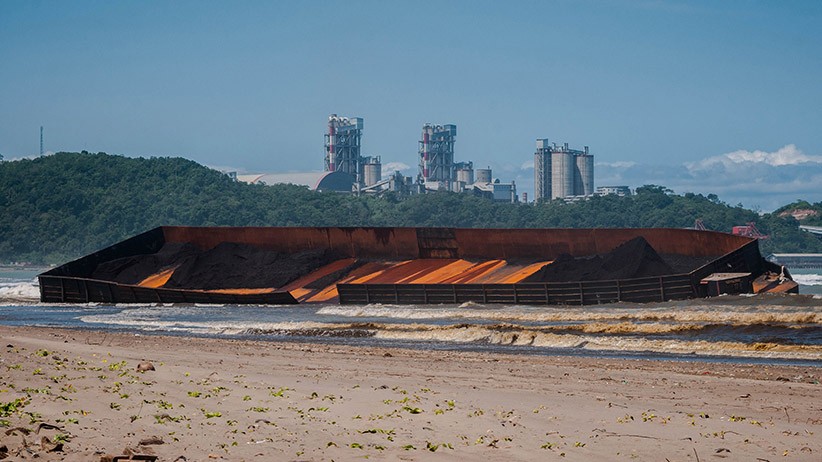 Cuaca Buruk, Kapal Tongkang Bawa Batu Bara Terdampar di Pantai Bayah - Bagian 1