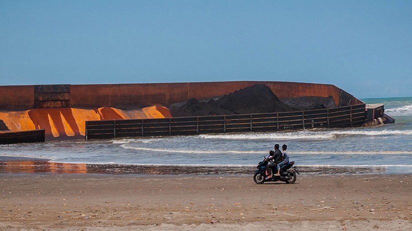 Cuaca Buruk, Kapal Tongkang Bawa Batu Bara Terdampar di Pantai Bayah - Bagian 2