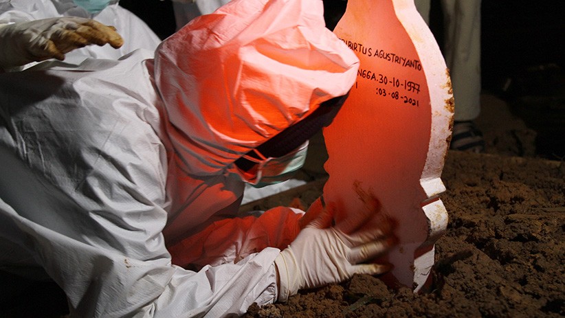 Suasana Haru Pemakaman Tenaga Kesehatan yang Meninggal karena Covid - Bagian 1