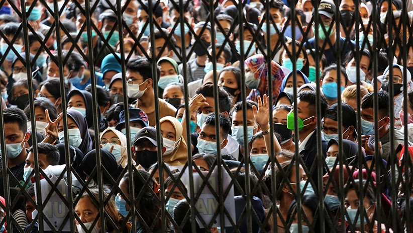 Ratusan Warga Berdesakan dan Berkerumun Berebut Vaksinasi di Medan - Bagian 3