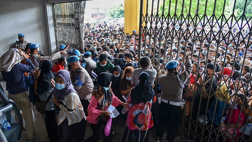 Ratusan Warga Berdesakan dan Berkerumun Berebut Vaksinasi di Medan - Bagian 2