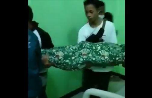 title Video Viral Jenazah Pasien Covid-19 di Mukomuko Dibawa Pulang Paksa Pakai Motor Video Viral Jenazah Pasien Covid-19 di Mukomuko Dibawa Pulang Paksa Pakai Motor