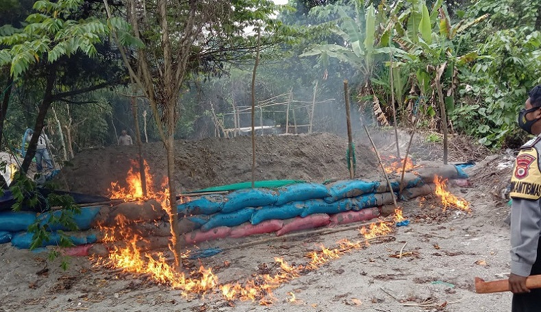 title Polda Maluku Bakar Bak Rendaman Emas Liar di Pulau Buru Polda Maluku Bakar Bak Rendaman Emas Liar di Pulau Buru