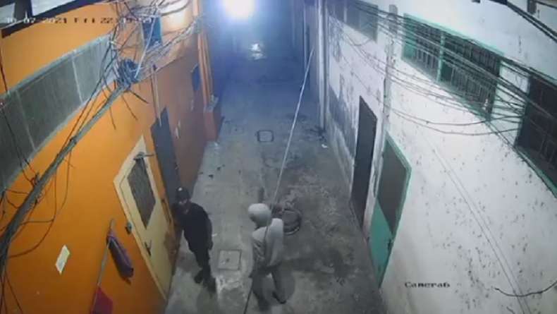 2 Pemuda Curi Kabel di Kompleks Asia Mega Mas Medan Terekam CCTV