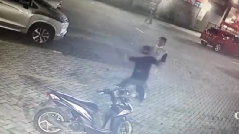 Rebutan Lahan Parkir, 2 Bang Jago di Padang Terekam CCTV sedang Baku Hantam