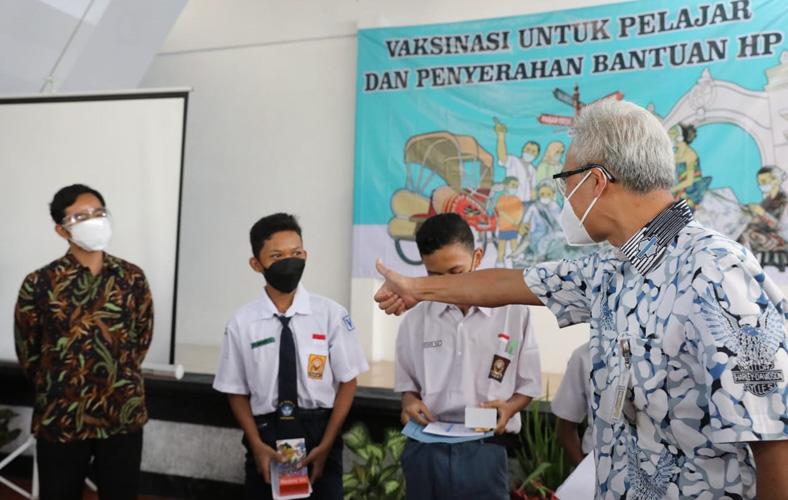 title Gembiranya Pelajar di Solo, Usai Disuntik Vaksin Dapat HP Gembiranya Pelajar di Solo, Usai Disuntik Vaksin Dapat HP