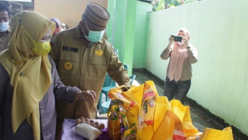 title 3.354 Orang dari 2 Kecamatan di Gorontalo Terima Bantuan Pangan 3.354 Orang dari 2 Kecamatan di Gorontalo Terima Bantuan Pangan