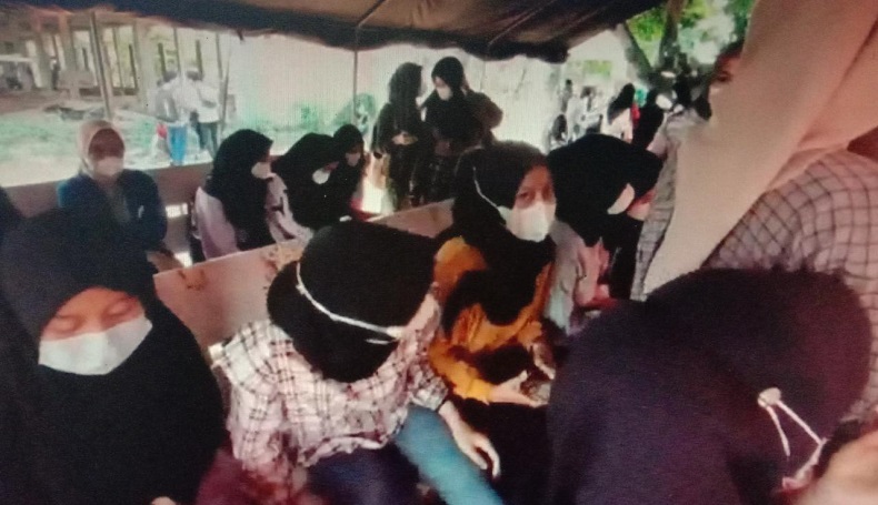 Pelajar dan Mahasiswa Abaikan Prokes saat Vaksinasi Massal di Polres Purwakarta