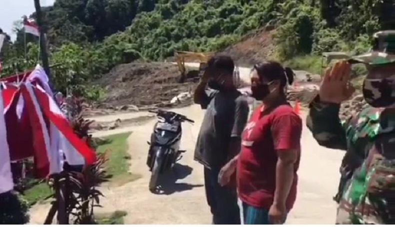 Terharu, Pria Penawar Harga Bendera Langsung Hormat saat Anggota TNI Sebut NKRI Harga Mati