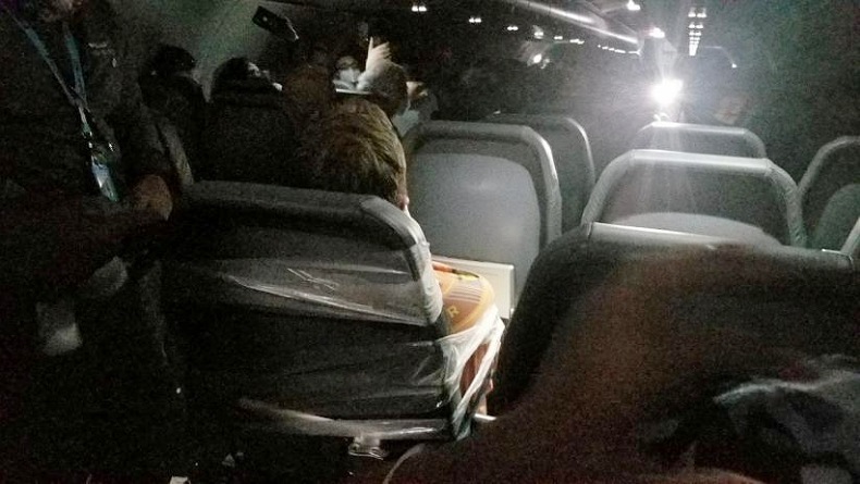 Penumpang Cabul Raba-Raba Pramugari Ditangkap Aparat saat Tiba di Bandara Tujuan