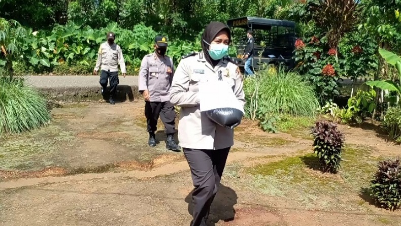 Mengharukan, Lansia di Kotamobagu Doakan Kemurahan Rezeki bagi Polisi yang Bagikan Bansos