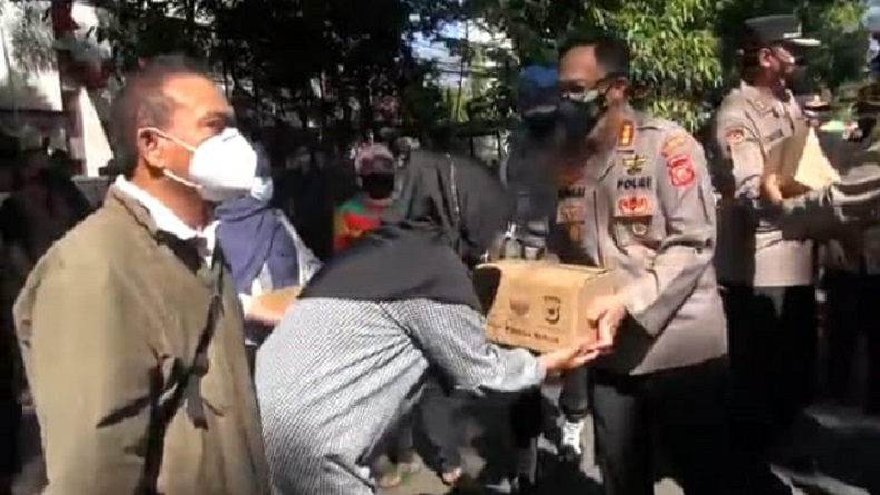 PPKM Diperpanjang, Polrestabes Bandung Bagikan Sembako ke PKL di Sekitar Markas