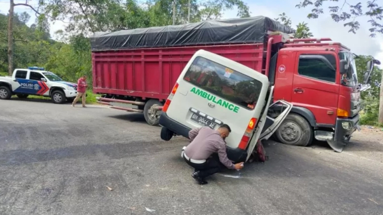 Tabrak Truk Pembawa Semen, Sopir Ambulans di Bukittinggi Meninggal
