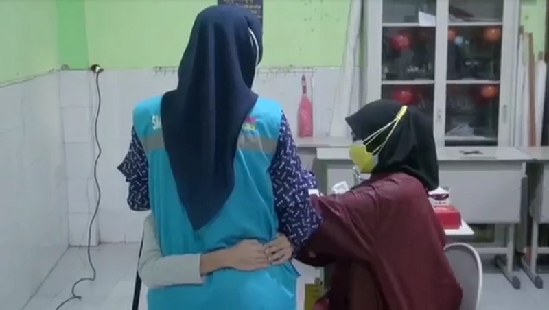 title Tangis Histeris Warnai Vaksinasi Pelajar SMA di Malang Tangis Histeris Warnai Vaksinasi Pelajar SMA di Malang