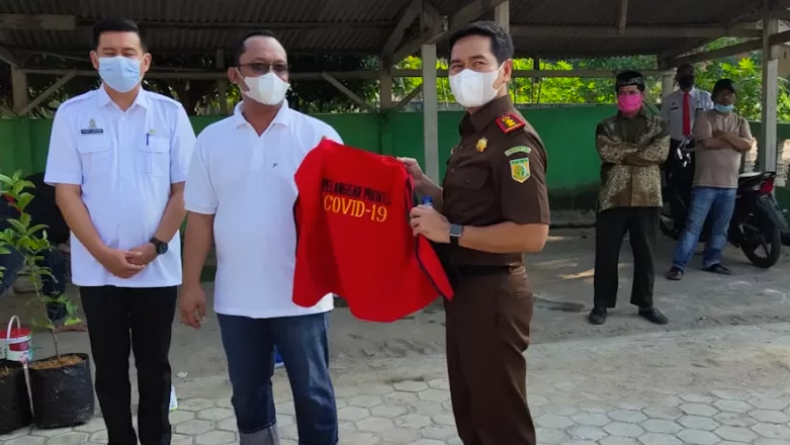 Joget di Hajatan Tanpa Masker, Wabup Lampung Tengah Dihukum Bersihkan Masjid