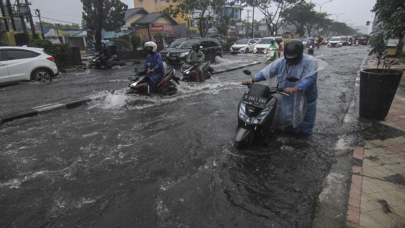 Drainase Buruk, Jalan Margonda Raya Depok Terendam Air hingga 60 Cm - Bagian 3